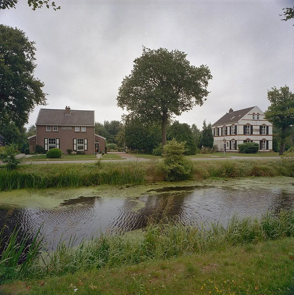 Veenhuizen: Overzicht met op de voorgrond een vijver - Veenhuizen - 20343639 - RCE