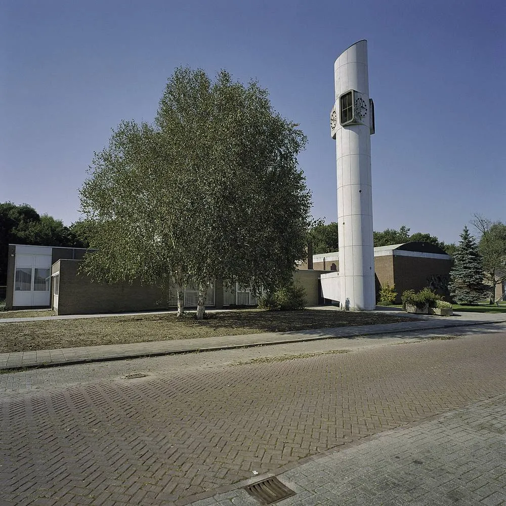 Espel: Overzicht op wit geschilderde vrijstaande en ronde kerktoren met wijzerplaat - Espel - 20409851 - RCE