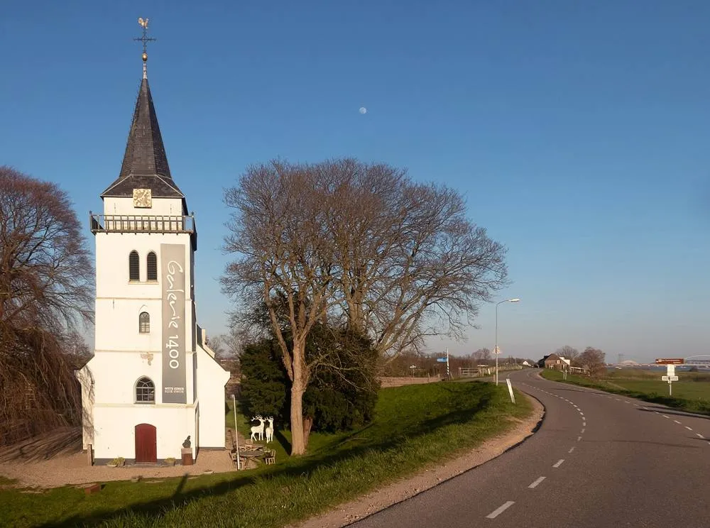 Slijk-Ewijk: Slijk-Ewijk, de Hervormde kerk in straatzicht RM36758 IMG 4137 2020-04-05 19.03